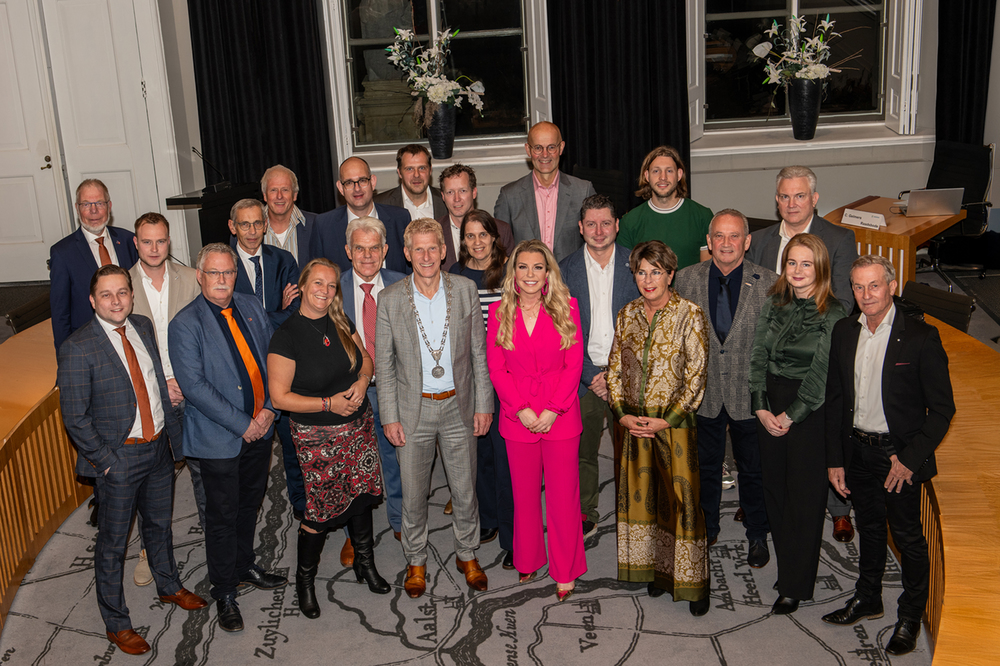 Groepsfoto Gemeenteraad Zaltbommel in raadzaal